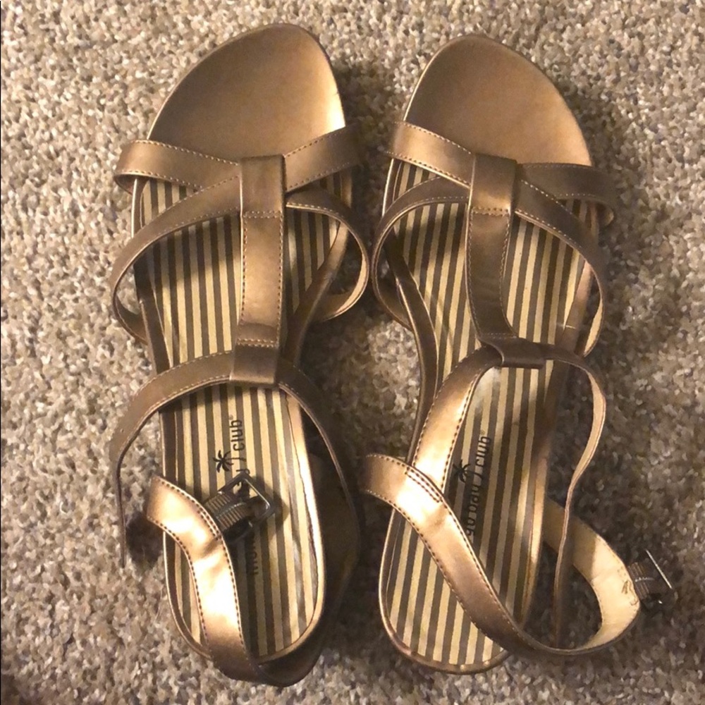 Women’s gold sandals